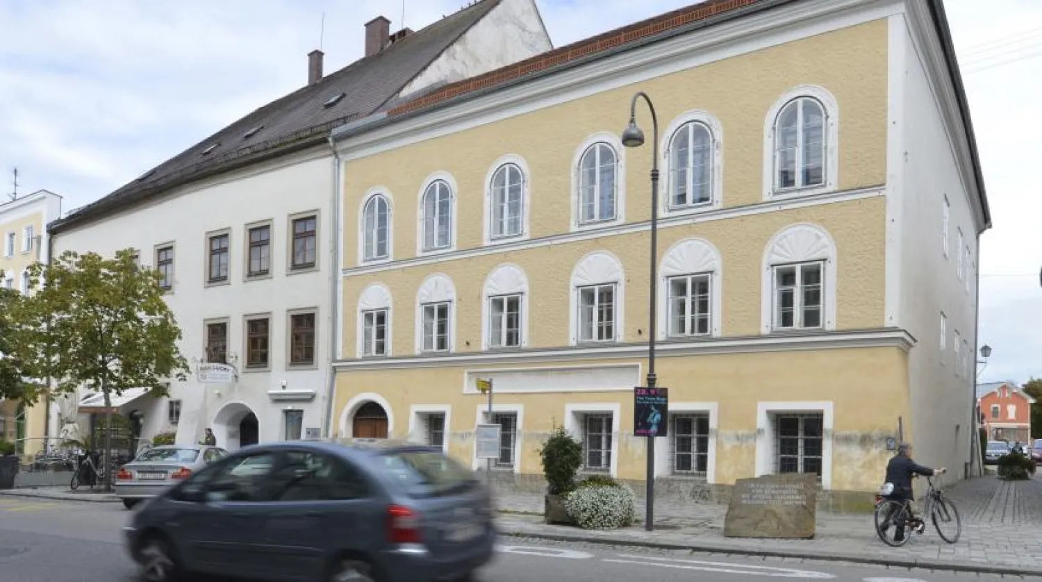Adolf Hitler, Avusturya'nın Braunau kasabasındaki evin en üst katında 1889'da dünyaya geldi. (AP)
