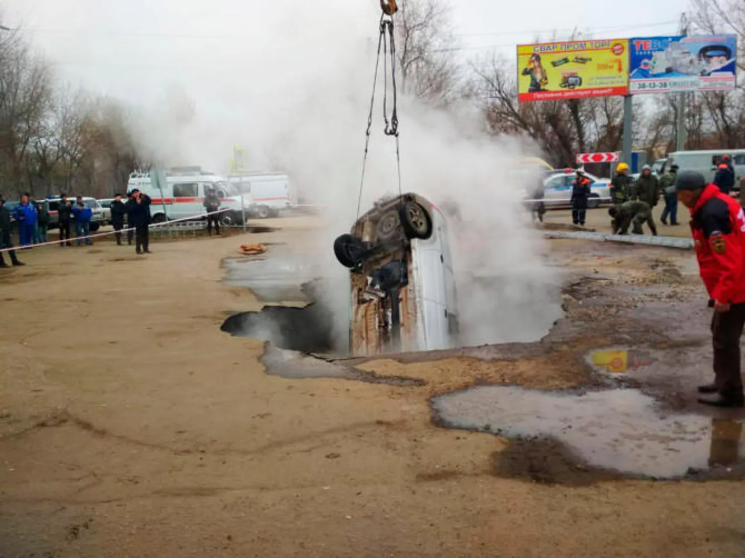 انتشال السيارة من حفرة الماء المغلي (ذا صن)