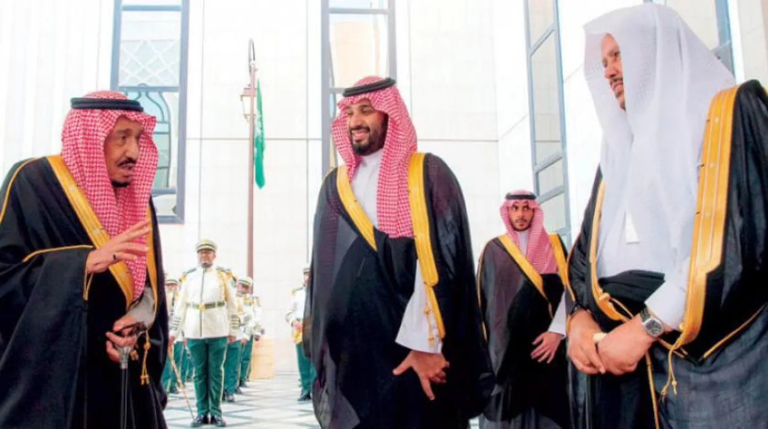 ملک سلمان بن عبد العزیز در بدو ورود به مقر شورای مشورتی سعودی به همراه شاهزاده محمد بن سلمان و شیخ عبد الله آل الشیخ (عکس: بندر الجلعود)
