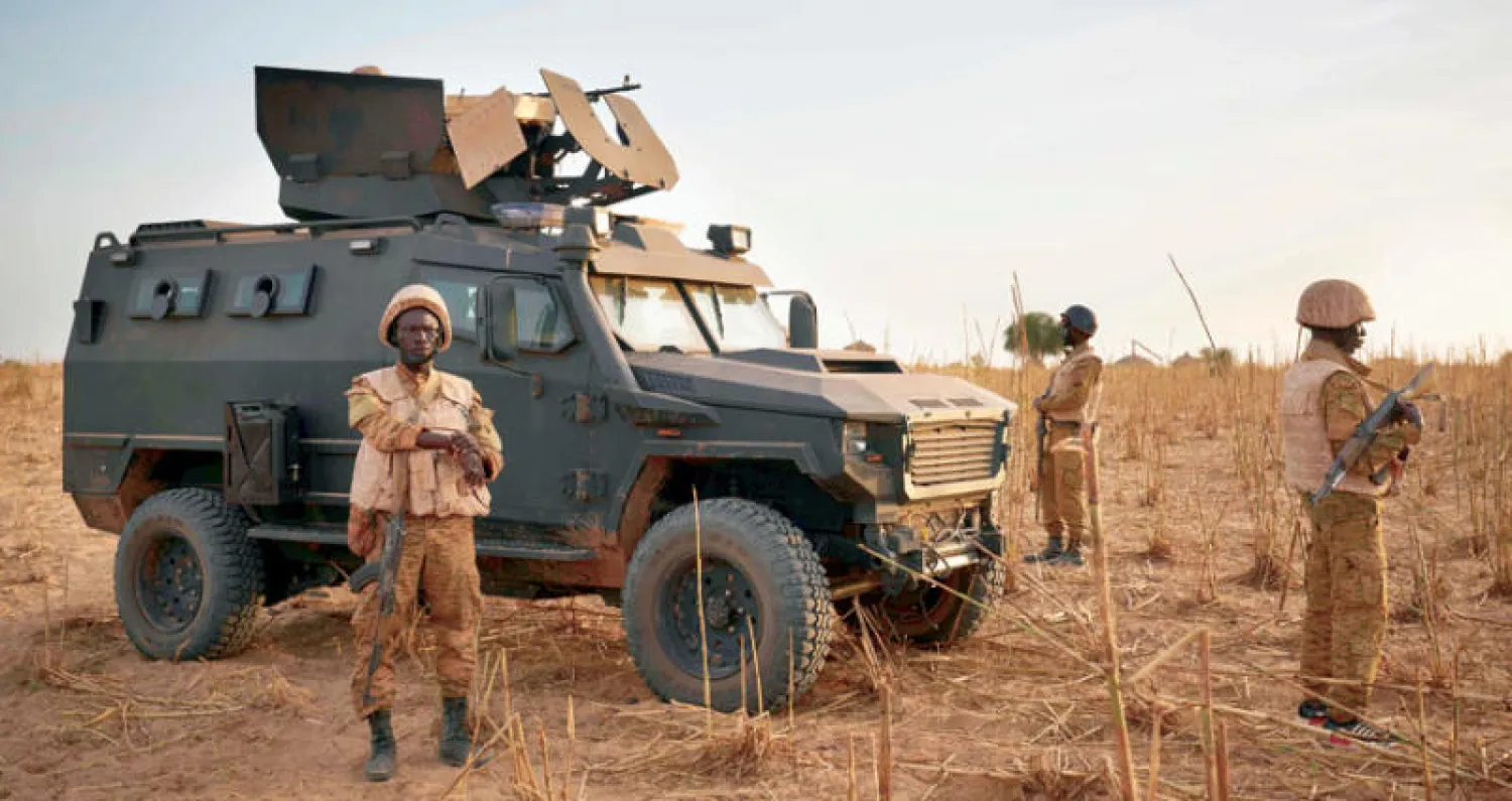 جنود من بوركينا فاسو يقومون بدوريات في منطقة ريفية خلال عملية مشتركة مع الجيش الفرنسي في منطقة سوم على طول الحدود مع مالي (أ.ف.ب)