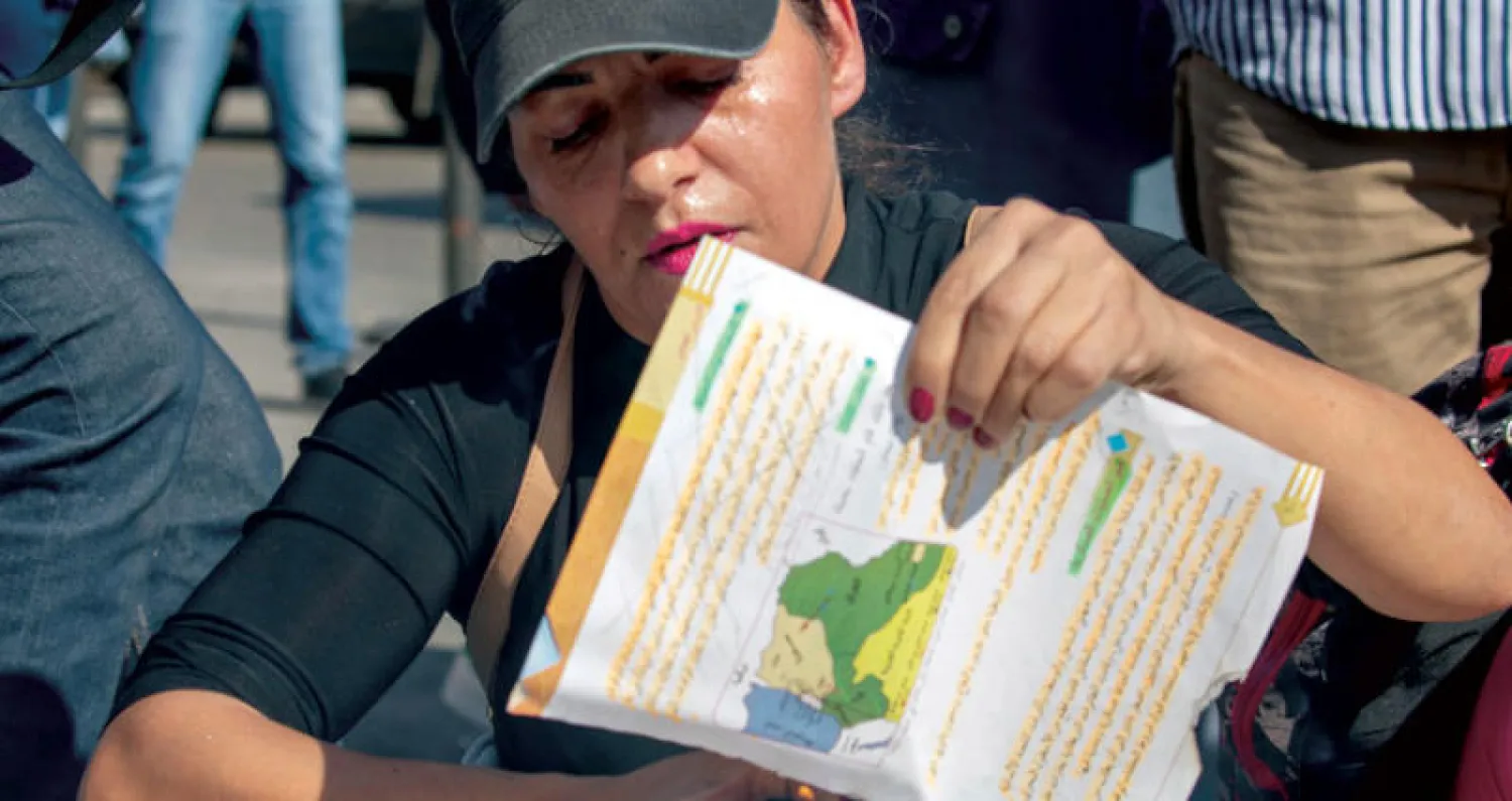 طلاب لبنانيون يحرقون كتاب التاريخ