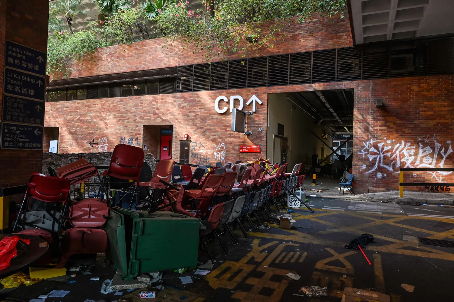 مقاعد وحطام في باحة جامعة بوليتيكنيك في هونغ كونغ (أ.ف.ب)