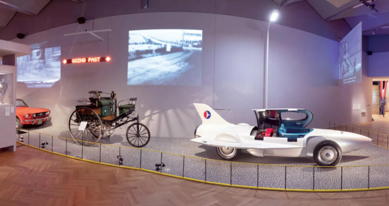 يقدم معرض «السيارات... تطوير العالم الحديث»  المعلومة والطرفة واللمسات الجمالية من خلال عرض 15 سيارة فعلية و250 قطعة (معظمها لم يعرض في بريطانيا من قبل)