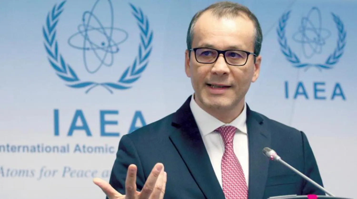 UAEA Başkan Vekili Cornel Feruta dün ajansın Viyana'daki merkezinde gazetecilerin sorularını yanıtladı. (AP)