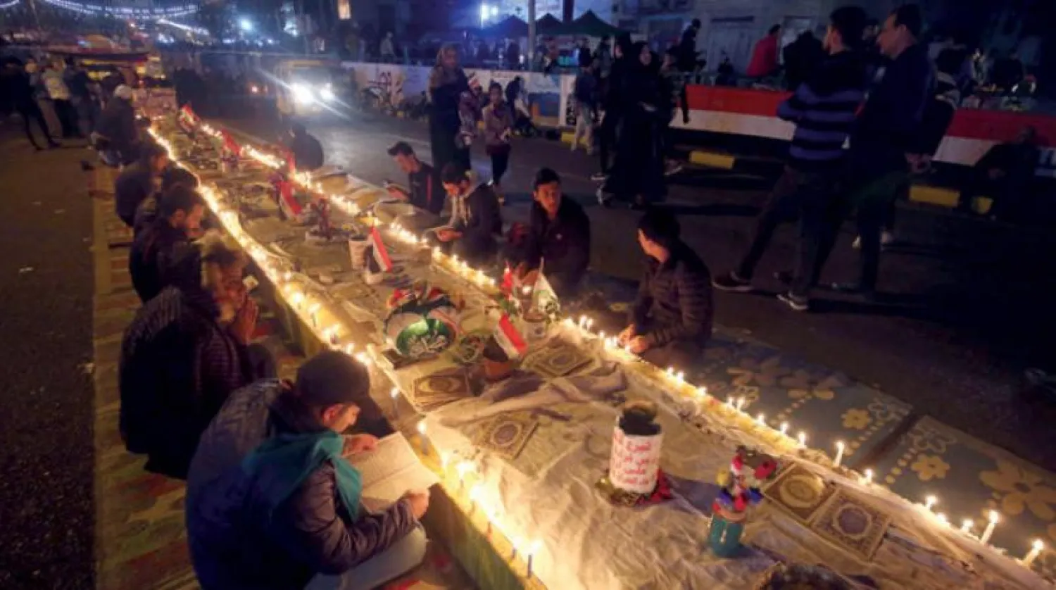 چندین نفر از معترضان عراقی روی موانع بتنی در نزدیکی میدان التحریر بغداد نشسته اند (فرانس پرس)
