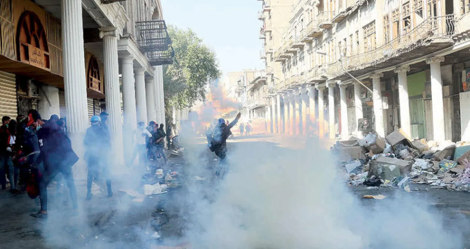مواجهات بين قوات الأمن والمحتجين في شارع الرشيد ببغداد أمس (أ.ب)