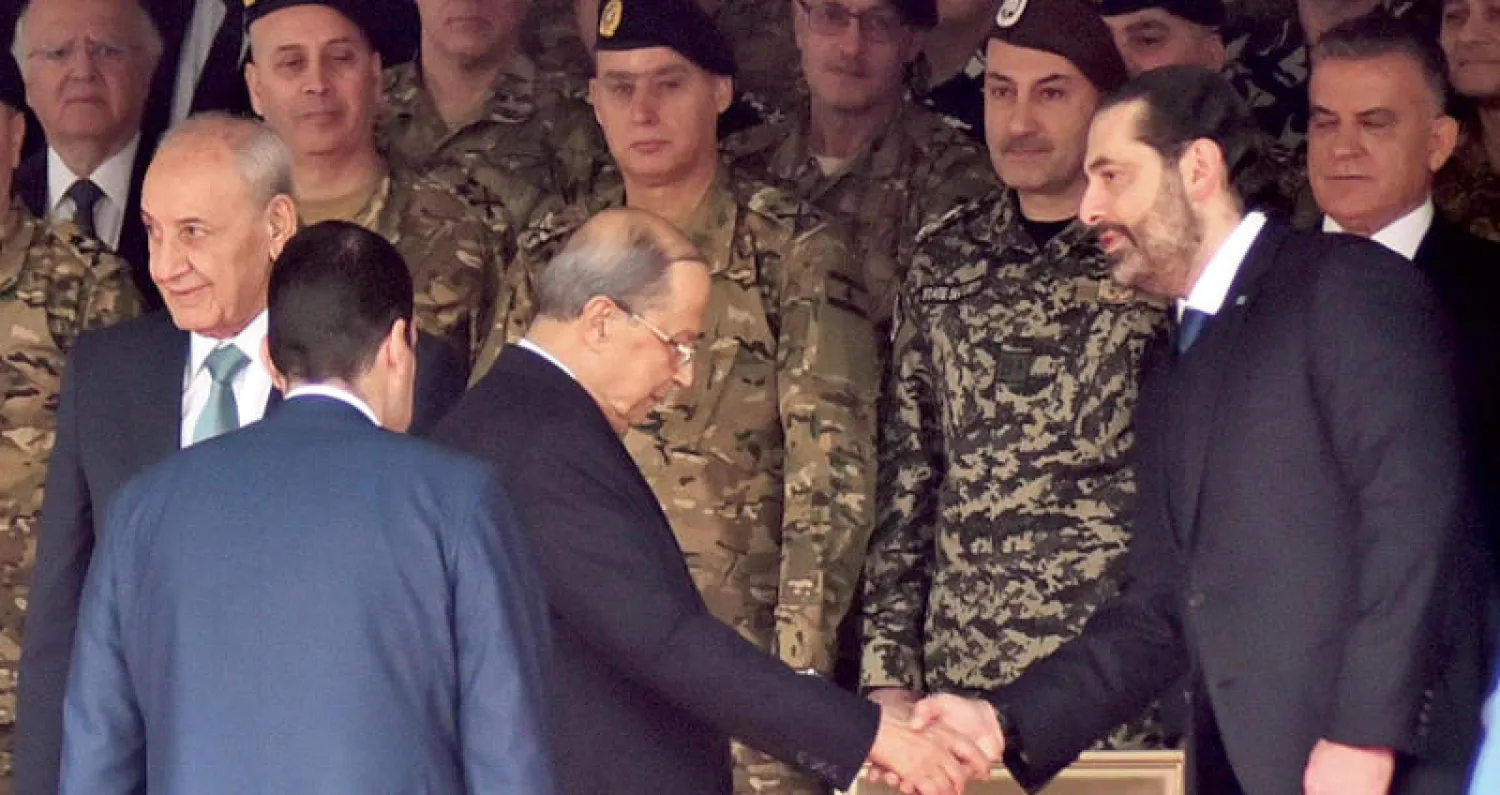 مصافحة «باردة» بين الرئيسين عون والحريري خلال الاحتفال الرسمي بذكرى الاستقلال أول من أمس (أ.ف.ب)