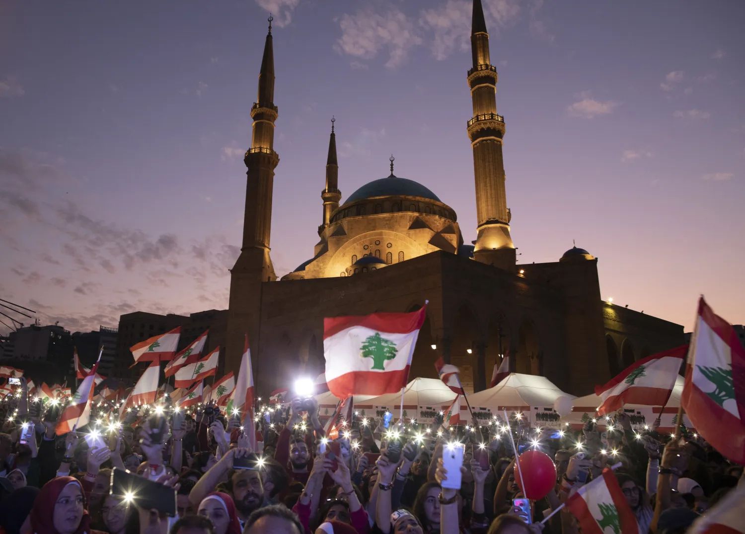 جانب من الاحتجاجات في العاصمة اللبنانية (إ.ب.أ)