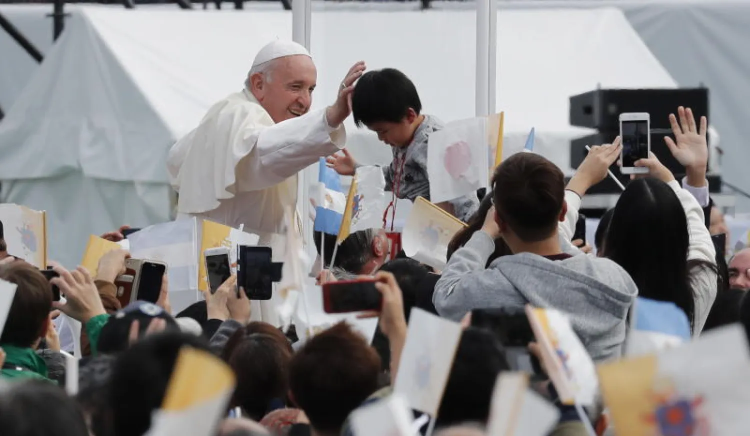 بابا الفاتيكان خلال زيارته لمدينتي هيروشيما وناكازاكي اليابانيتين (إ.ب.أ)