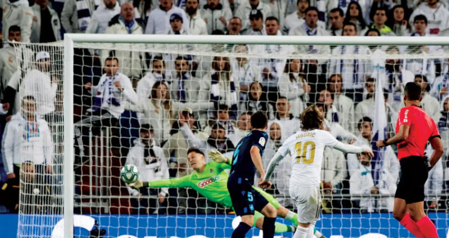 مودريتش نجم ريال مدريد (رقم 10) يسجل هدف تأمين الفوز في مرمى سوسييداد (إ.ب.أ)