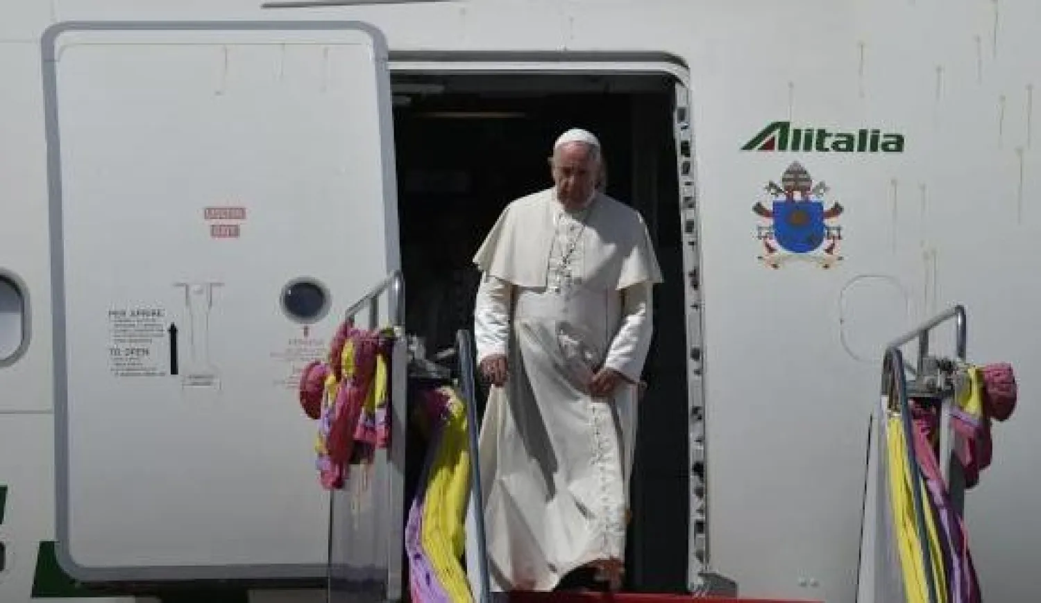 البابا فرنسيس خلال وصوله إلى بانكوك الأربعاء الماضي (ا.ف.ب)