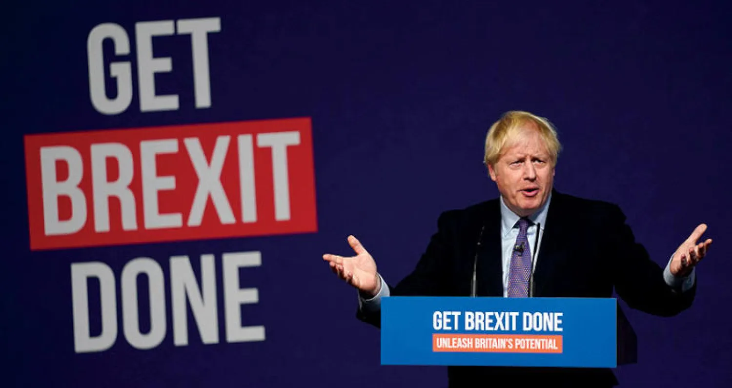 جونسون لدى إعلانه برنامجه الانتخابي في تيلفورد أمس (إ.ب.أ)