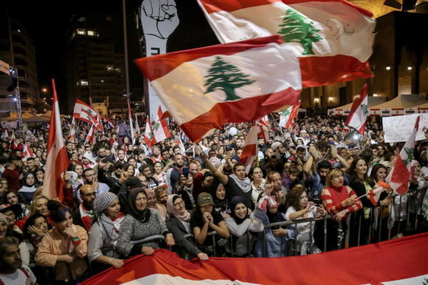 المحتجون يتمسكون بمطلب رحيل الطبقة السياسية بلا استثناء (إ.ب.أ)