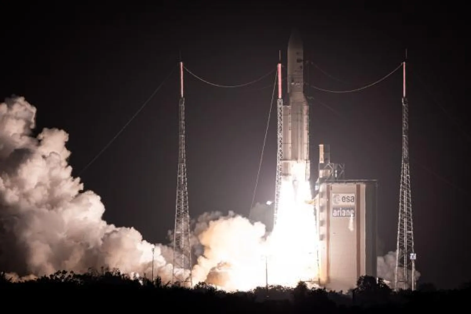 القمر الصناعي المصري طيبة 1 خلال إطلاقه إلى المدار (ا.ب)