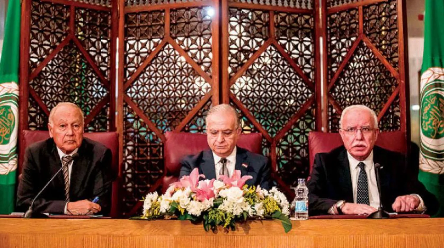 Filistin Dışişleri Bakanı Riyad el-Maliki(sağda), Arap Birliği Genel Sekreteri Ahmed Ebu Gayt (solda), ve ortalarında Irak Dışişleri Bakanı Muhammed el-Hakim dün olağanüstü Arap bakanlar toplantısında (AFP)