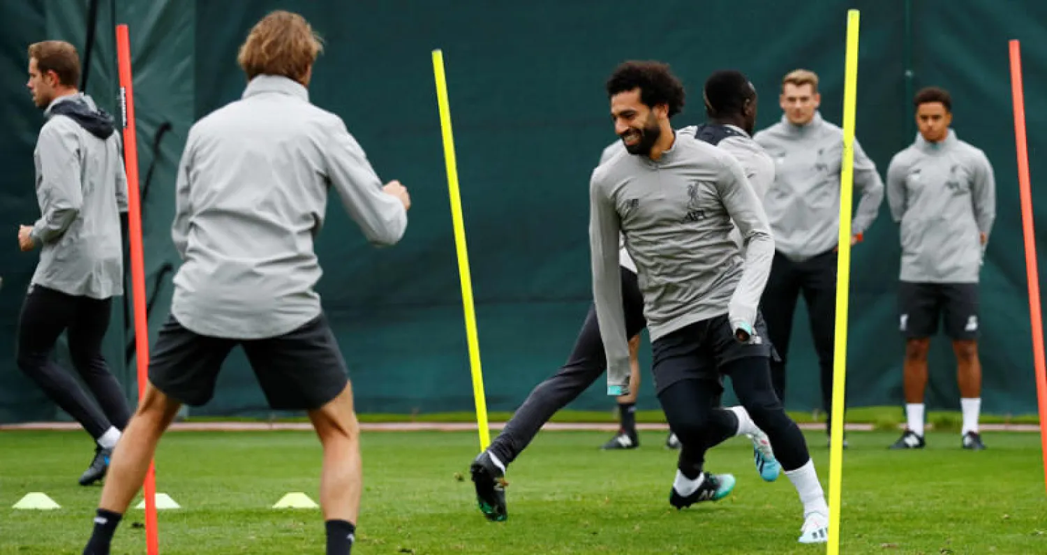 صلاح نجم ليفربول (يمين) تعافى من الإصابة وجاهز للعب اليوم (رويترز)