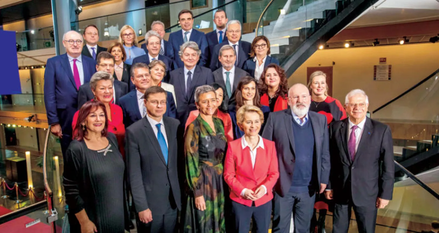 أورسولا فون دير لاين مع فريق عملها أمس بعد المصادقة عليه من البرلمان الأوروبي (إ.ب.أ)