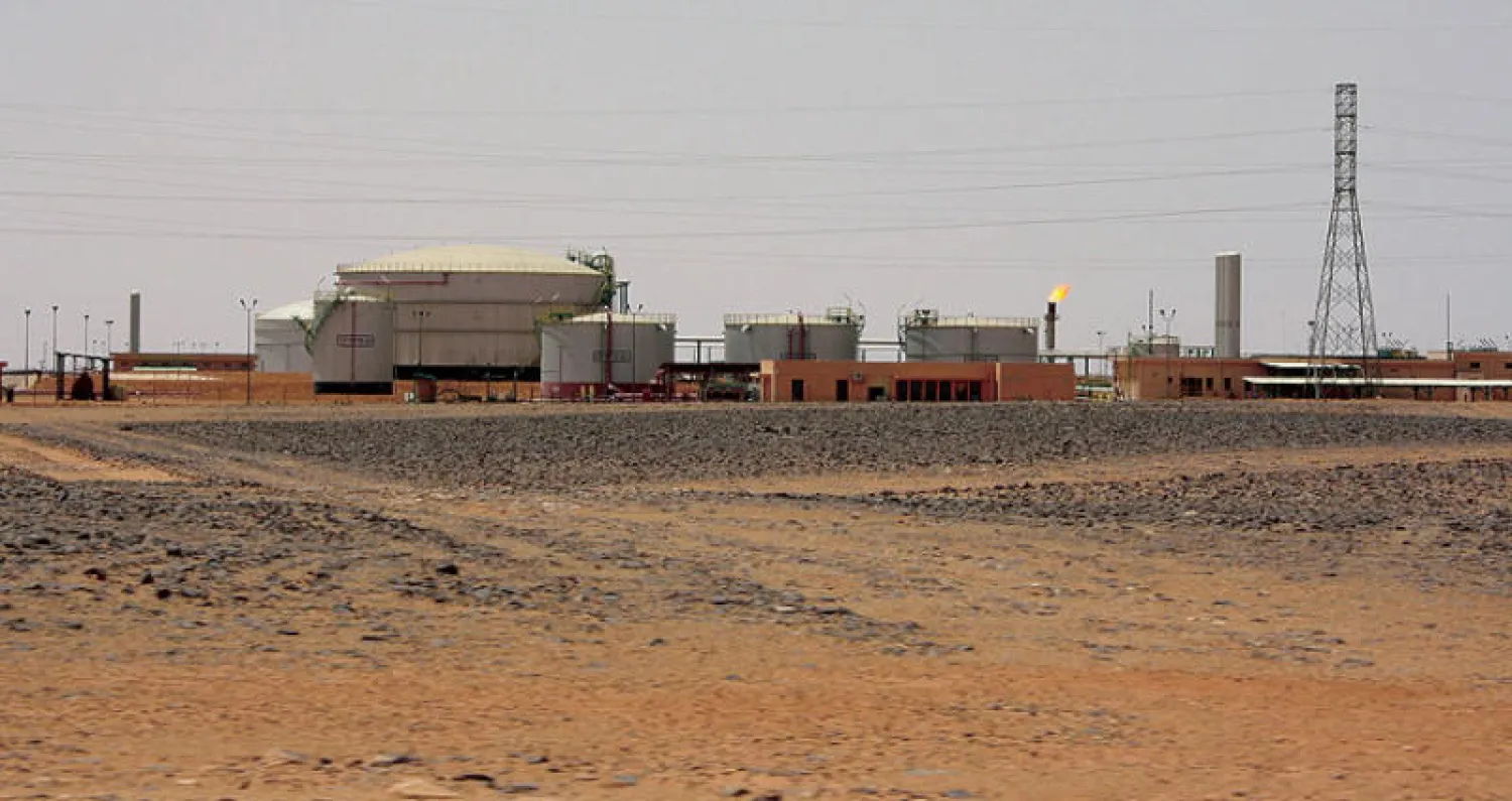 صورة لمواقع بمحيط حقل الفيل النفطي الذي تعرض لغارات مجموعات مسلحة أمس (رويترز)