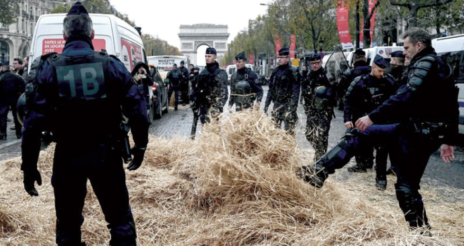 قوات مكافحة الشغب يستعدون في جادة الشانزليزيه أمس (أ.ف.ب)