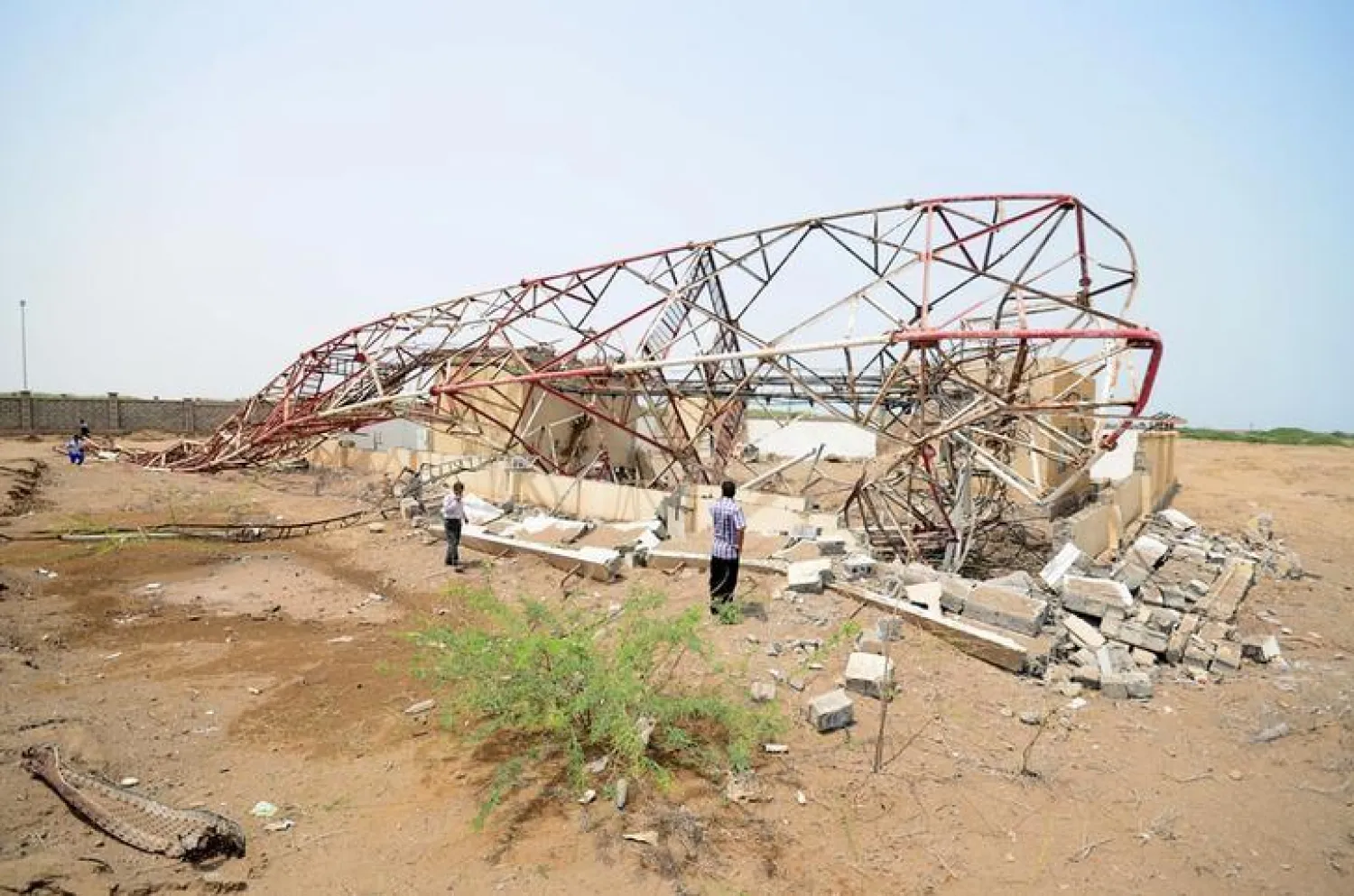 People look at a telecommunications tower in the Red Sea port city of Hodeidah, Yemen August 22, 2016. REUTERS/Abduljabbar Zeyad