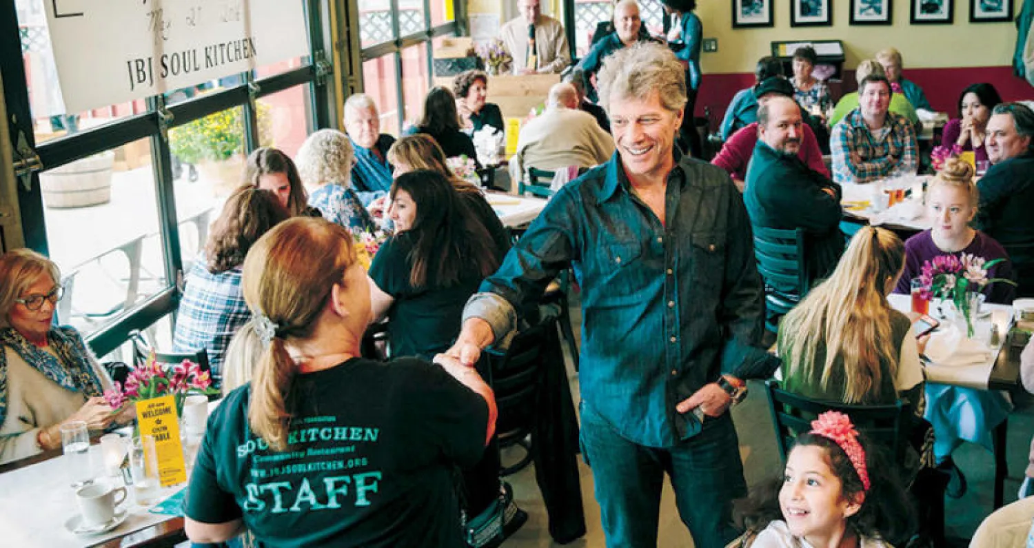 جون بون جوفي في مطعمه «سول كيتشنز» المخصص للمحتاجين