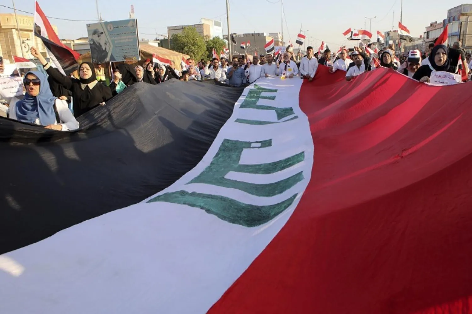 Irak bayrağı taşıyan vatandaşlar (AP)
