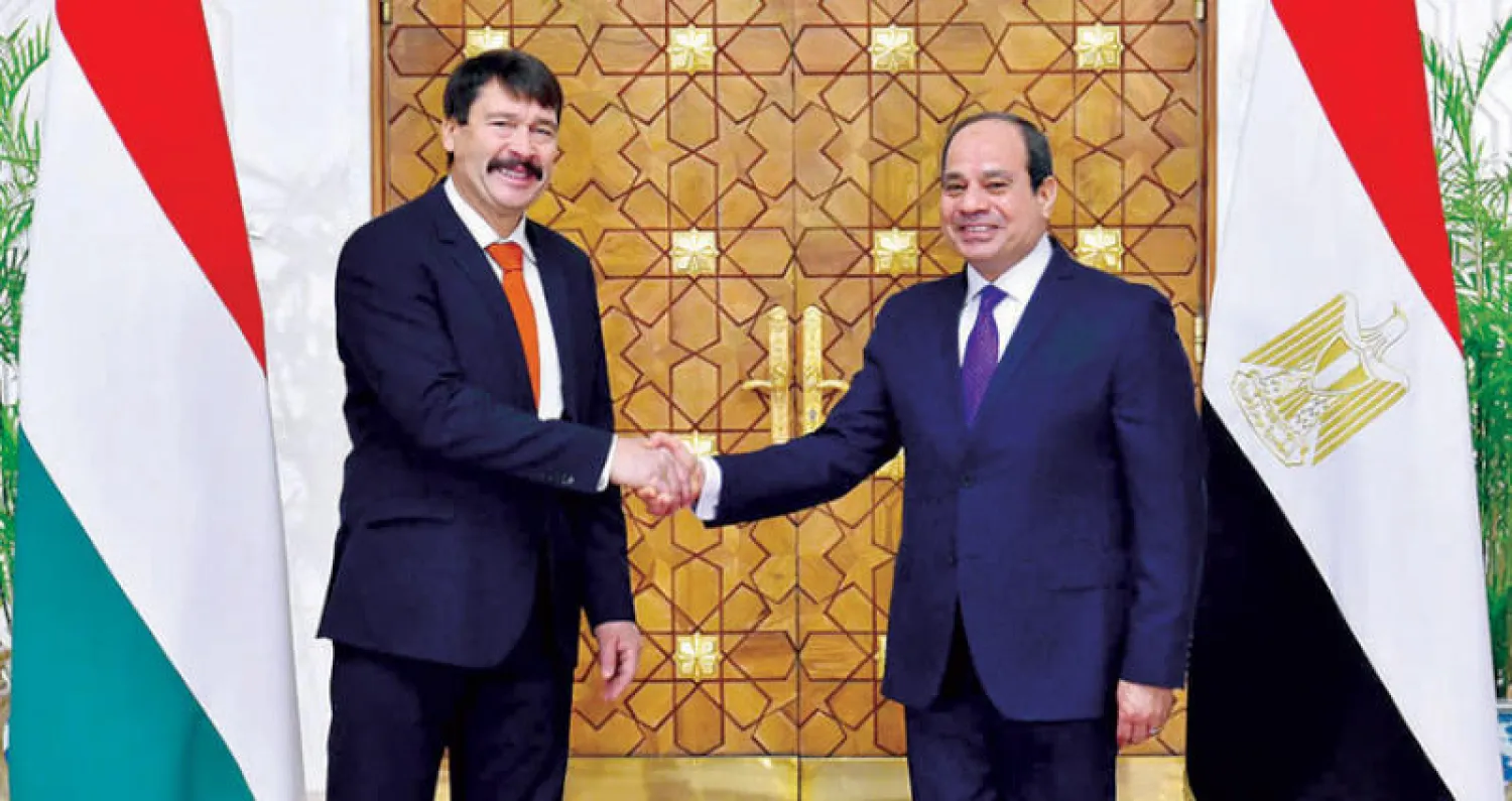 الرئيس المصري السيسي لدى استقباله رئيس المجر يانوش أدير أمس في القاهرة (الرئاسة المصرية)