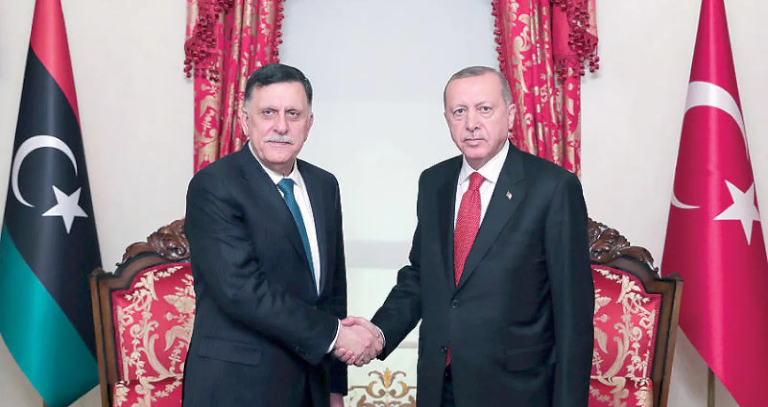 الرئيس التركي خلال استقباله فائز السراج في القصر الرئاسي بإسطنبول ليلة أول من أمس (أ.ف.ب)