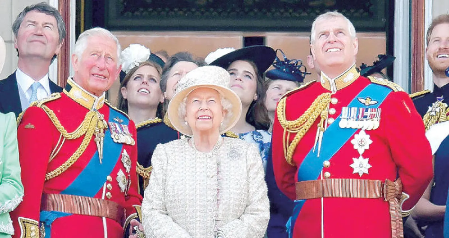 الملكة إليزابيث ونجلاها تشارلز وأندرو  رفقة أفراد آخرين من العائلة في 8 يونيو الماضي (أ.ف.ب)