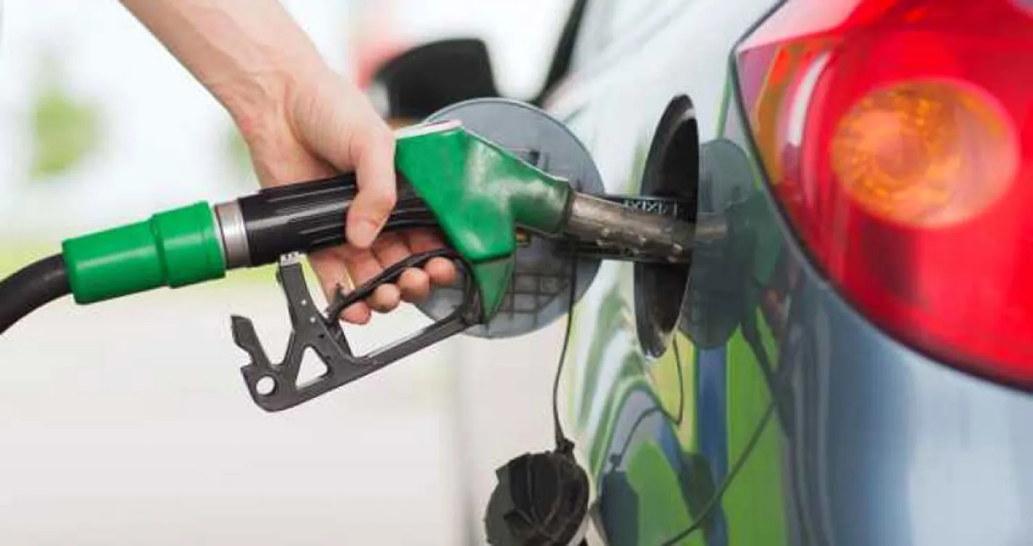 ضغوط التجارة والمخزونات تدفع النفط للتراجع