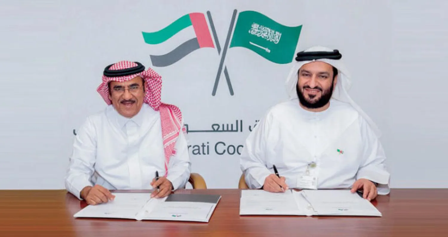 عبد الله الحسين ومحمد جلال الريسي خلال توقيع الاتفاقية أمس (واس)