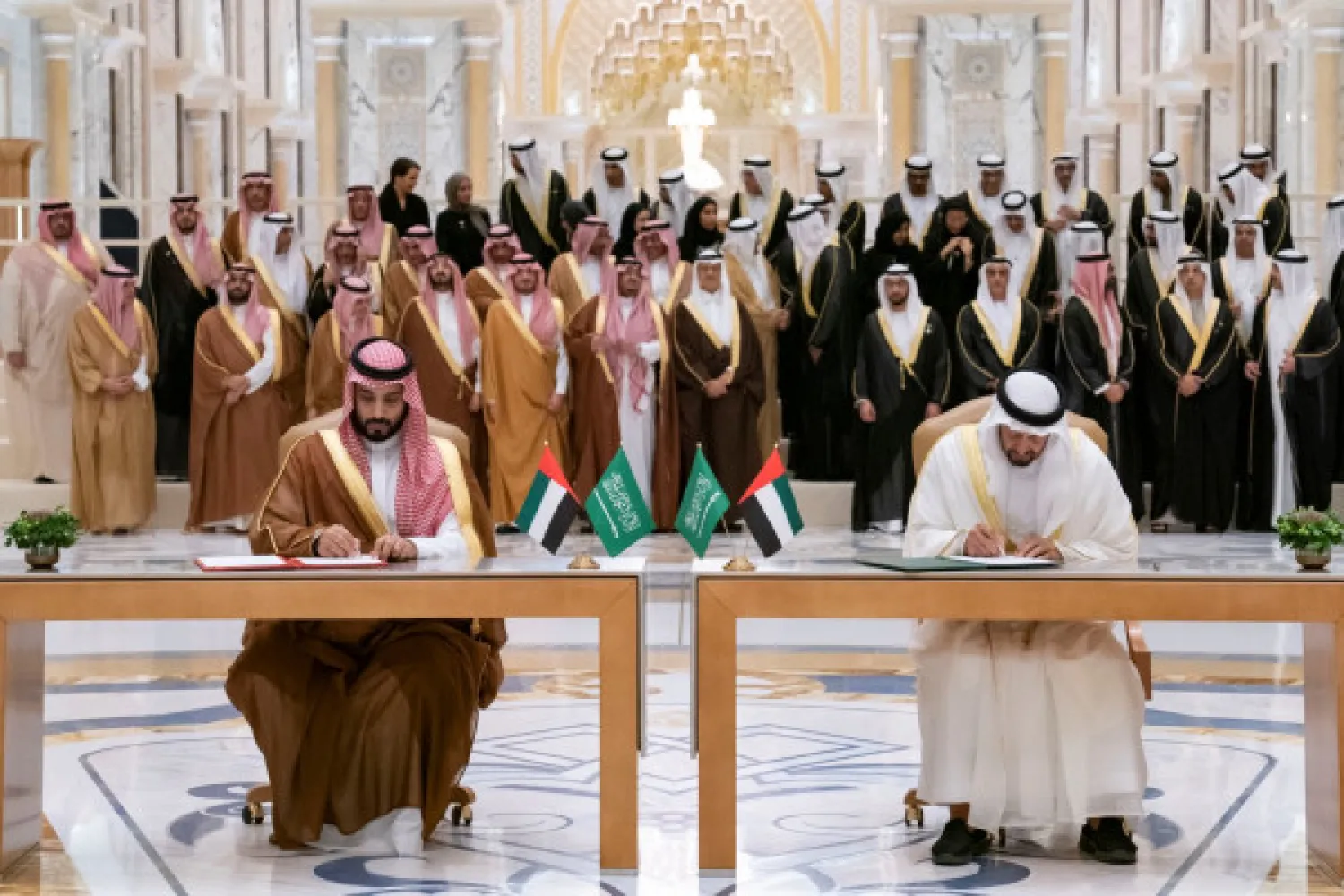 Crown Prince of Abu Dhabi Sheikh Mohamed bin Zayed Al Nahyan and Saudi Arabia’s Crown Prince Mohammed bin Salman signing MoUs (WAM)
