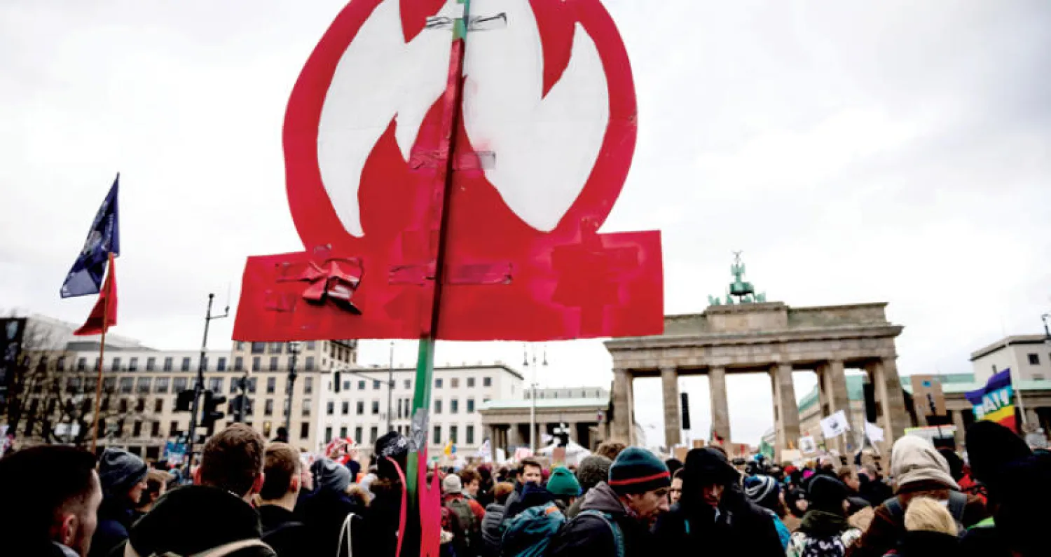 تجمع عشرات آلاف المتظاهرين أمام بوابة براندنبورغ التاريخية في برلين أمس (إ.ب.أ)