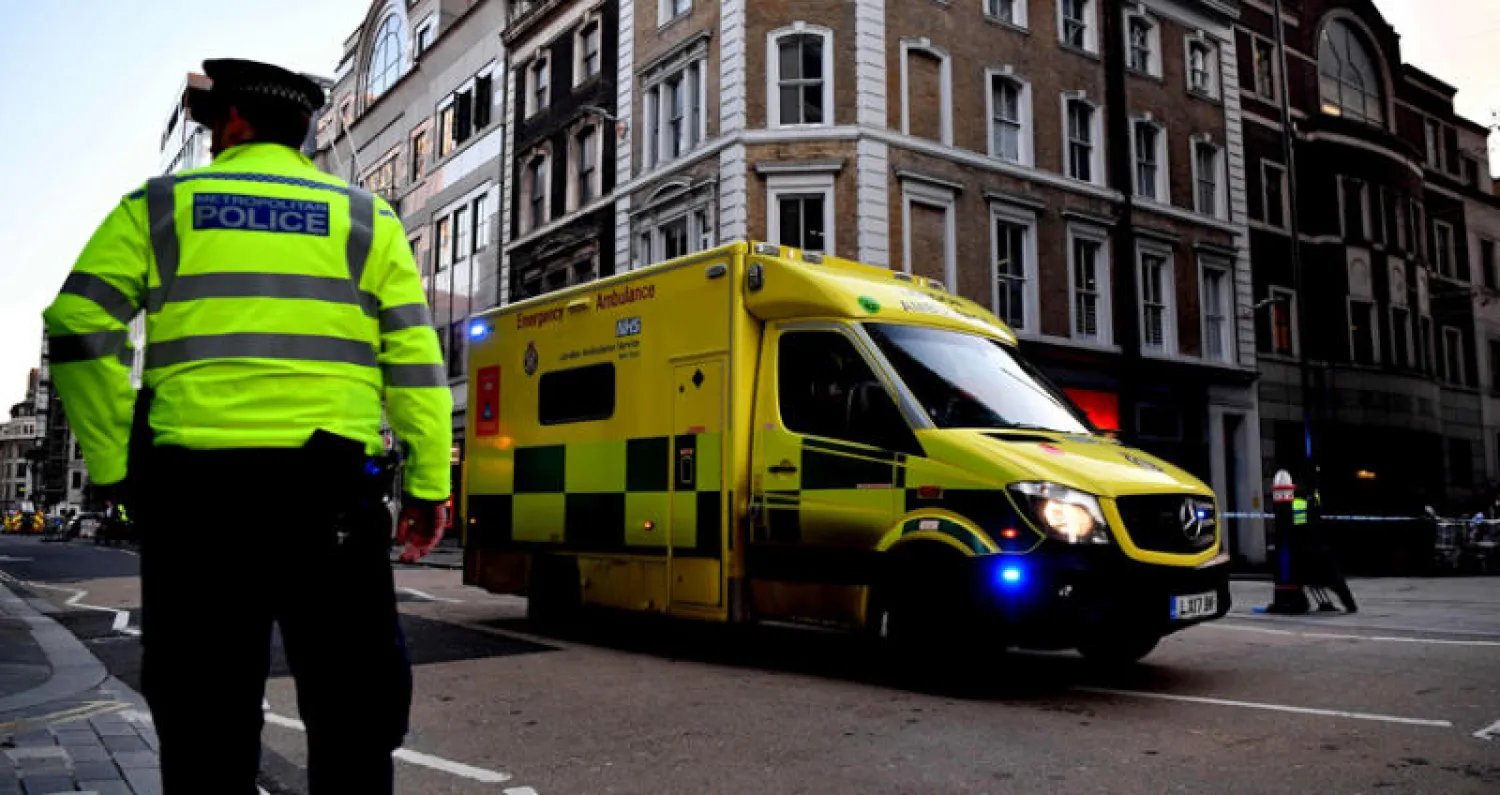 وجود أمني قرب جسر لندن بعد حادث الطعن وإصابة عدد من الأشخاص أمس (أ.ف.ب)