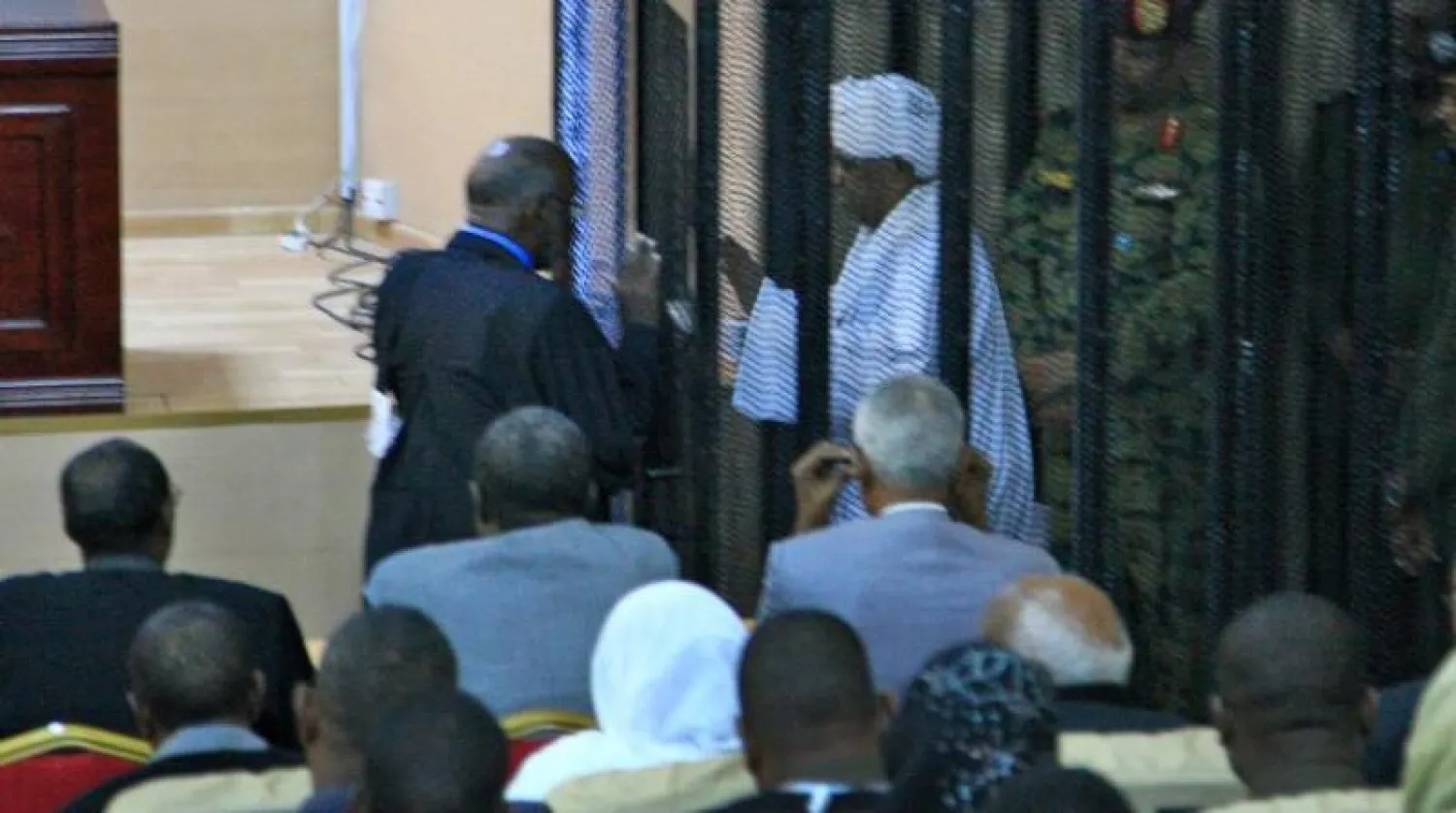 الرئيس السوداني عمر البشير خلال انعقاد جلسات محاكمته (أرشيفية - أ.ف.ب)