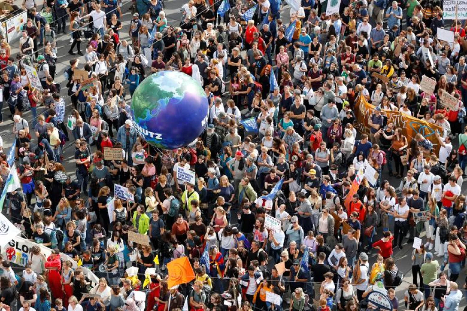 Schoolchildren, students and activists attend a protest march to call for action against climate change, in Vienna, Austria, September 27, 2019. - REUTERS/Leonhard Foeger
