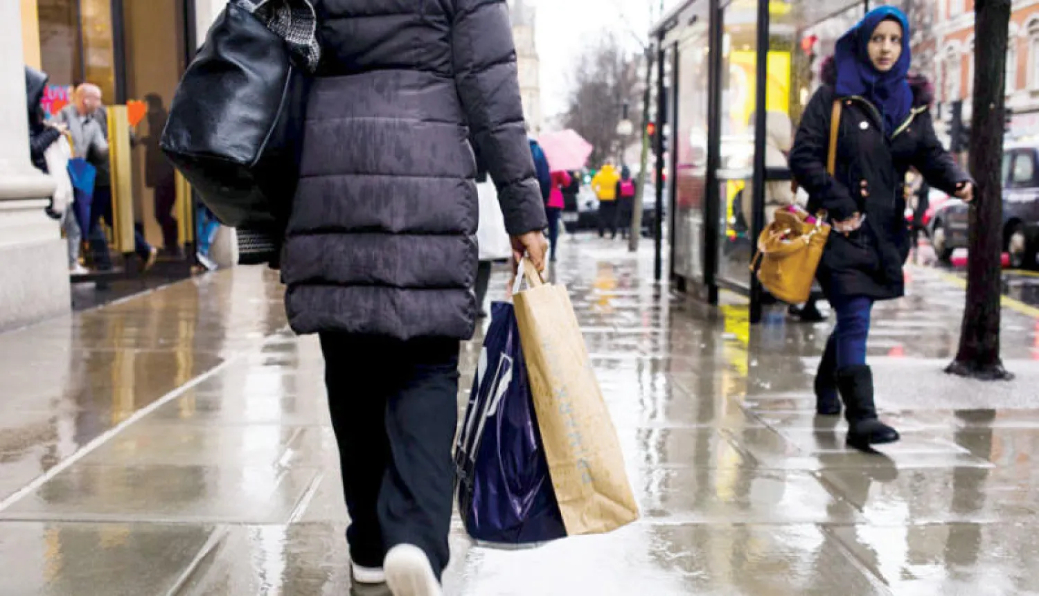 متسوقة تحمل حقائب في شارع أكسفورد في لندن بالمملكة المتحدة (رويترز)