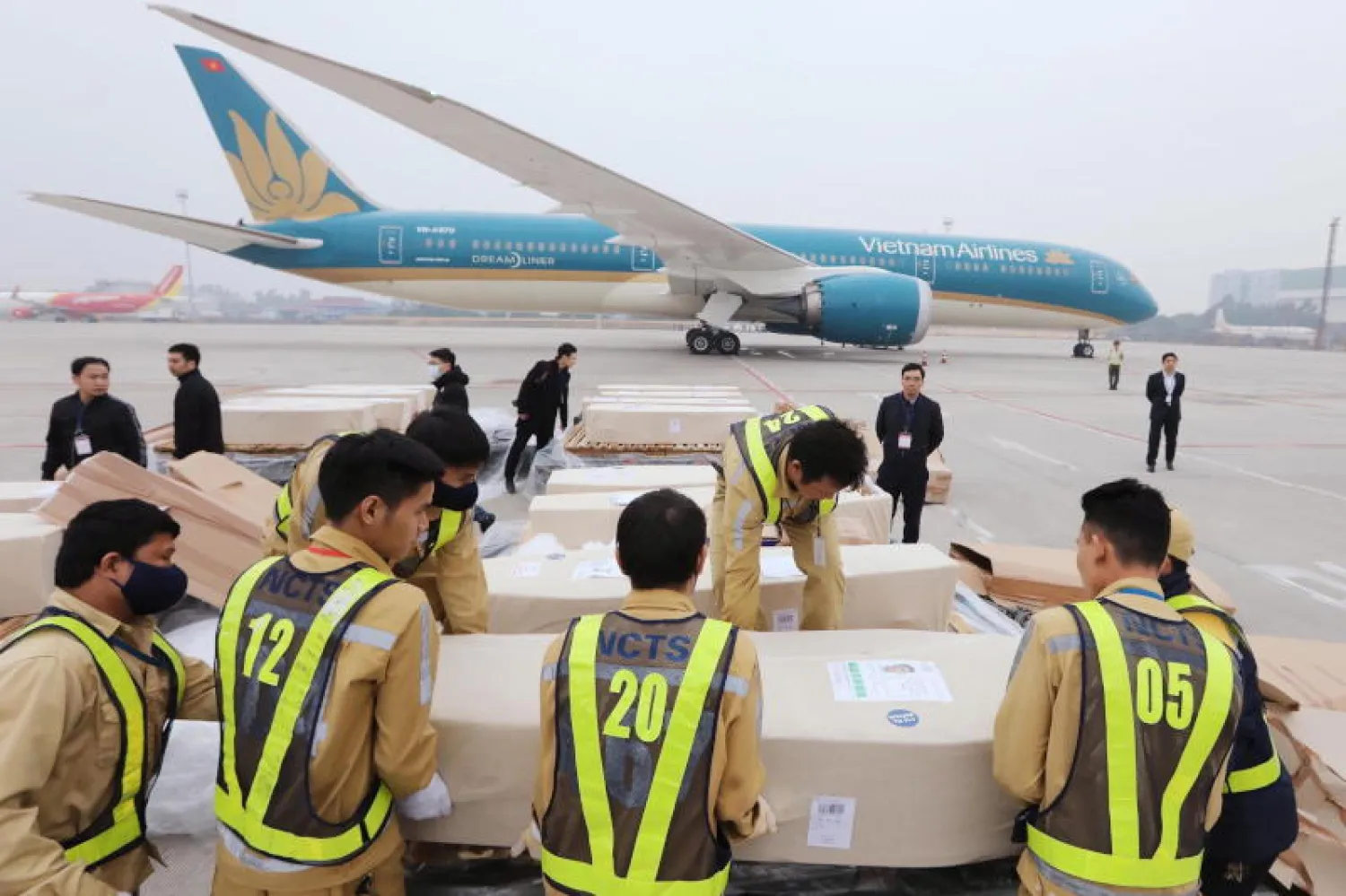 نعوش تحمل عدداً من جثث مهاجرين من بريطانيا إلى فيتنام (إ.ب.أ)