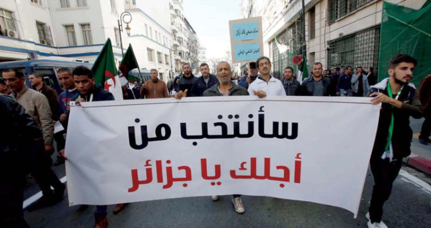 جانب من المسيرات الشعبية المؤيدة للانتخابات الرئاسية وسط العاصمة الجزائرية أمس (رويترز)
