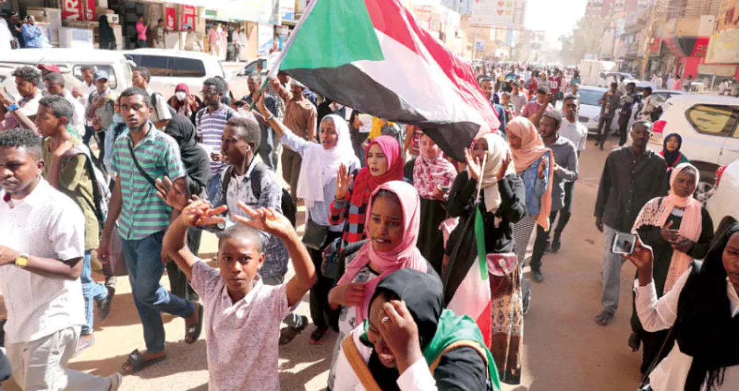 متظاهرون في الخرطوم يحتفلون باجازة قانون تفكيك نظام البشير (إ.ب.أ)