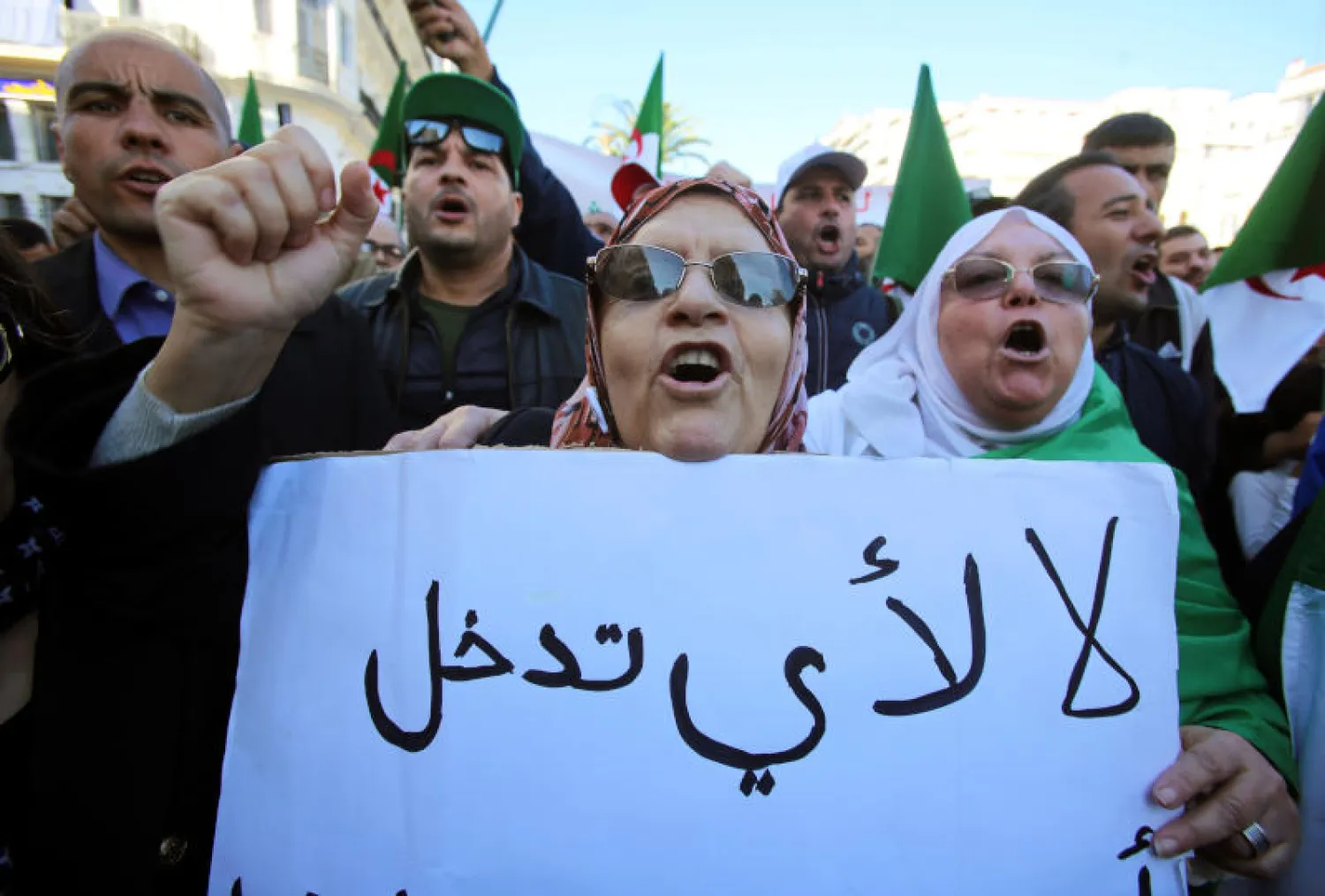 مسيرة في الجزائر العاصمة «رفضاً للتدخل الأجنبي» (رويترز)