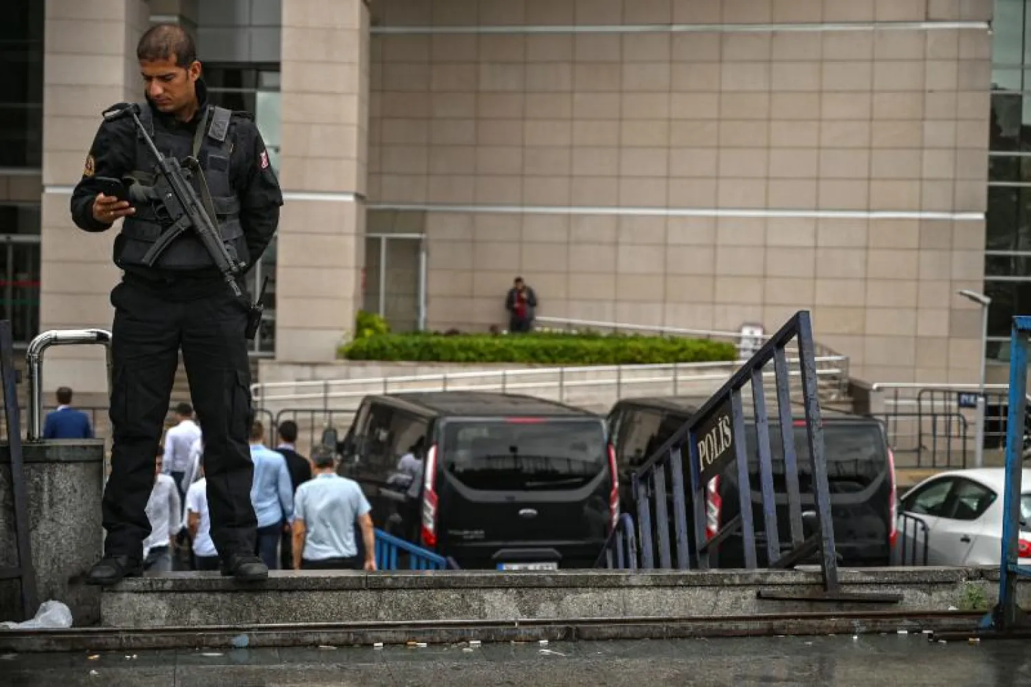 رجل أمن أمام محكمة تركية (أ.ف.ب)