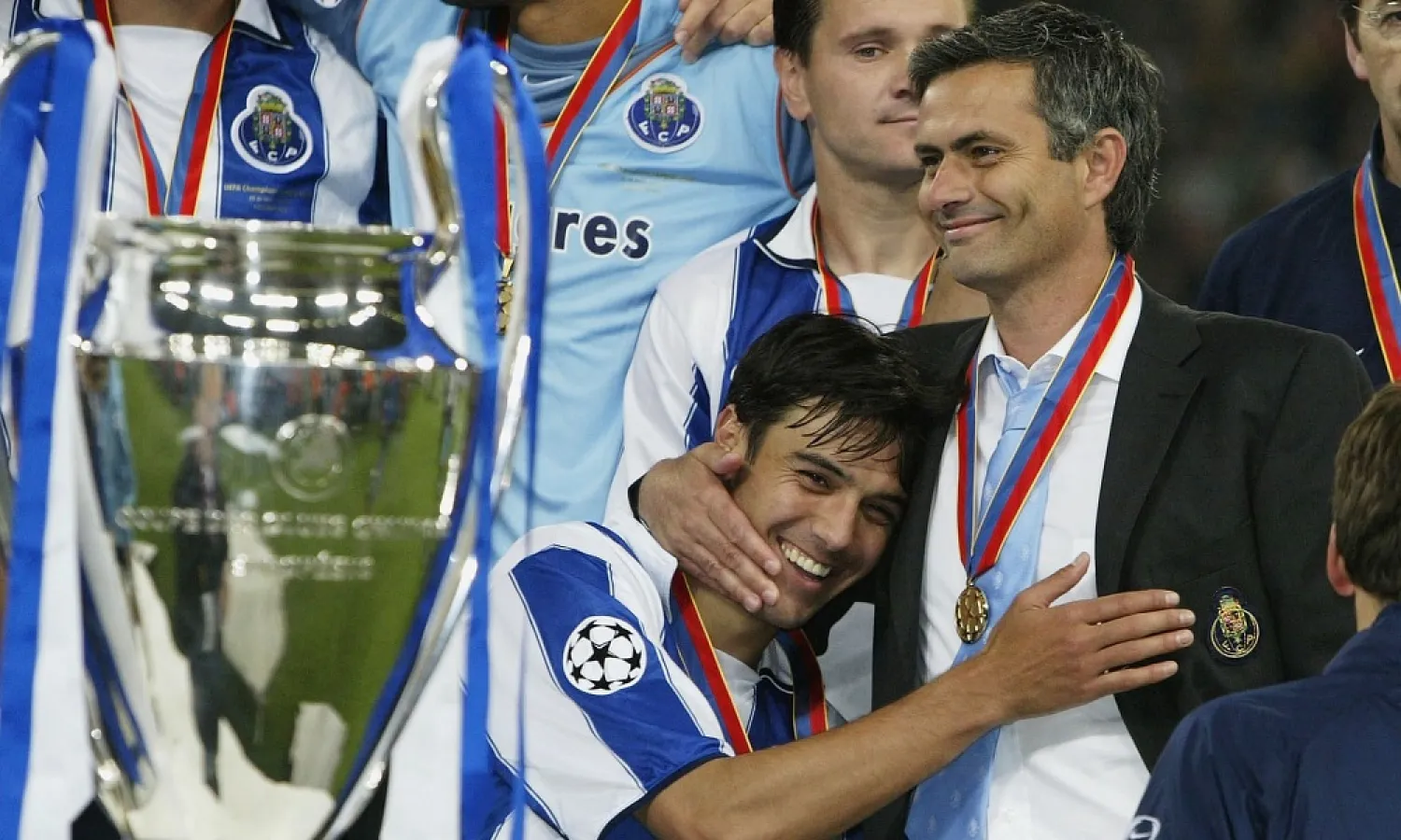 Paulo Ferreira and José Mourinho celebrate winning the Champions League with Porto. (Getty Images)