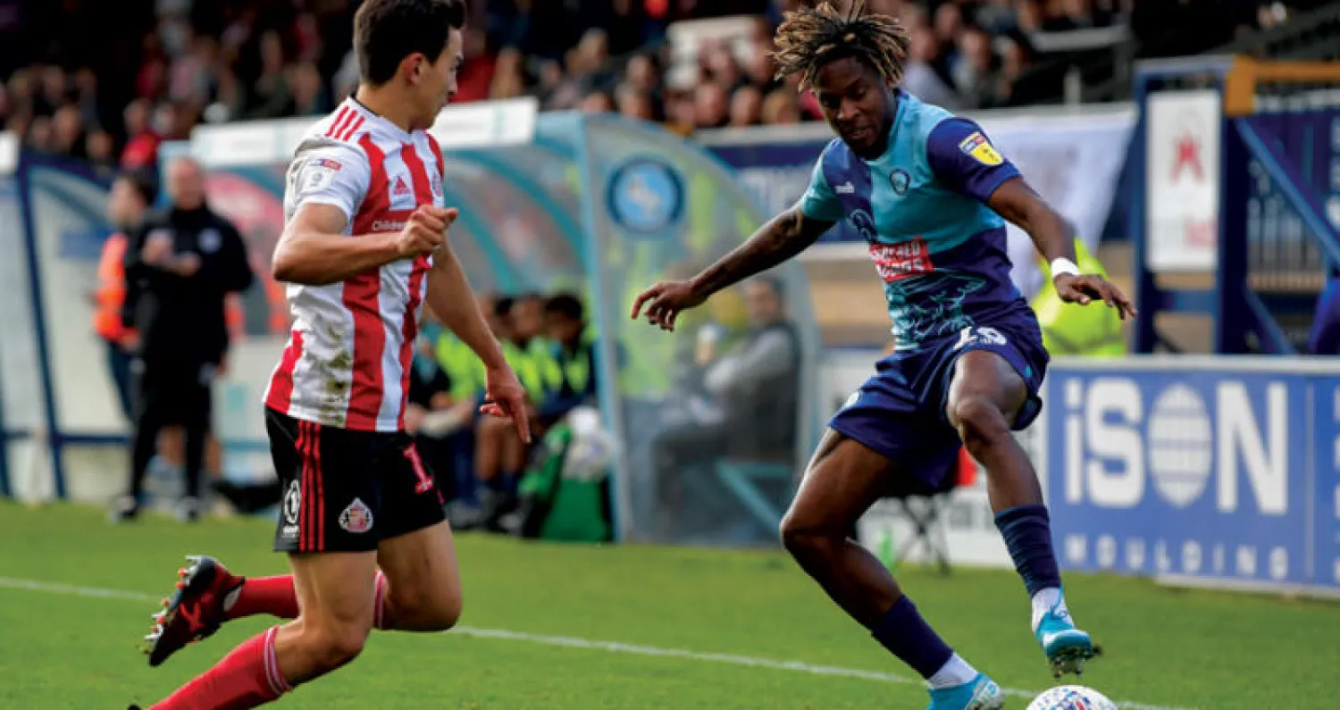 رولاندو (يمين) مع فريق ويكومب في مواجهة نيوكاسل