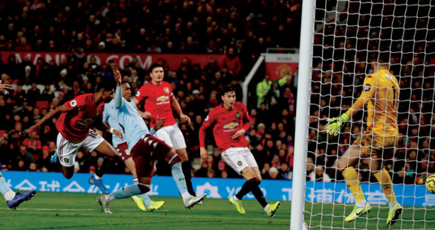 راشفورد (يسار) يحول الكرة برأسه نحو مرمى فيلا مسجلاً هدف يونايتد الأول (رويترز)