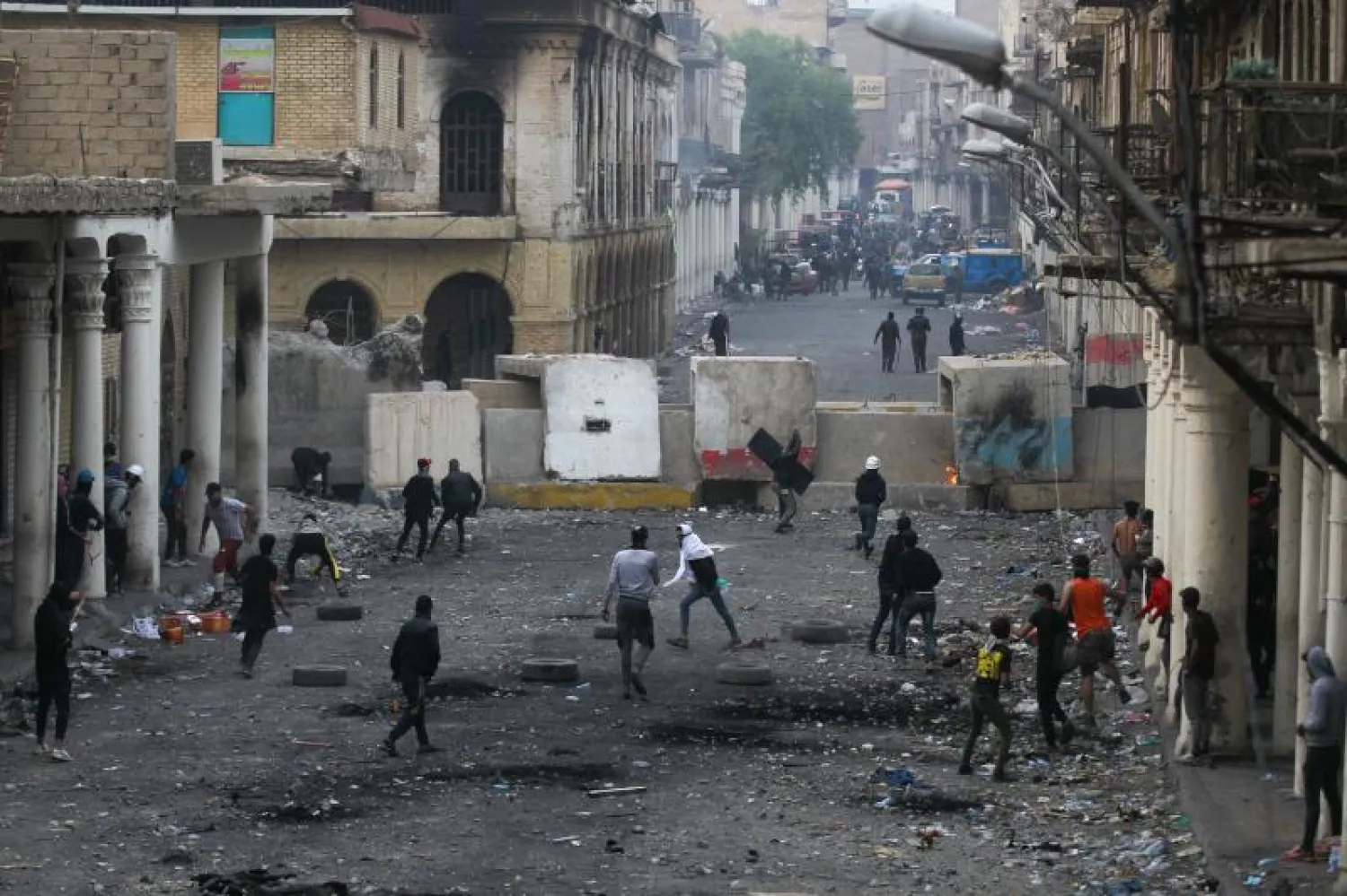 مواجهات بين متظاهرين وقوات الأمن في بغداد (أ.ف.ب)