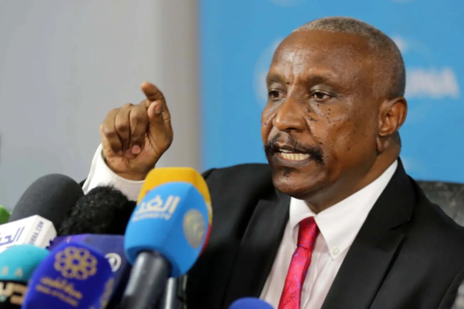 نائب رئيس «الحركة الشعبية لتحرير السودان - شمال» ياسر عرمان في مؤتمره الصحافي (إ.ب.أ)