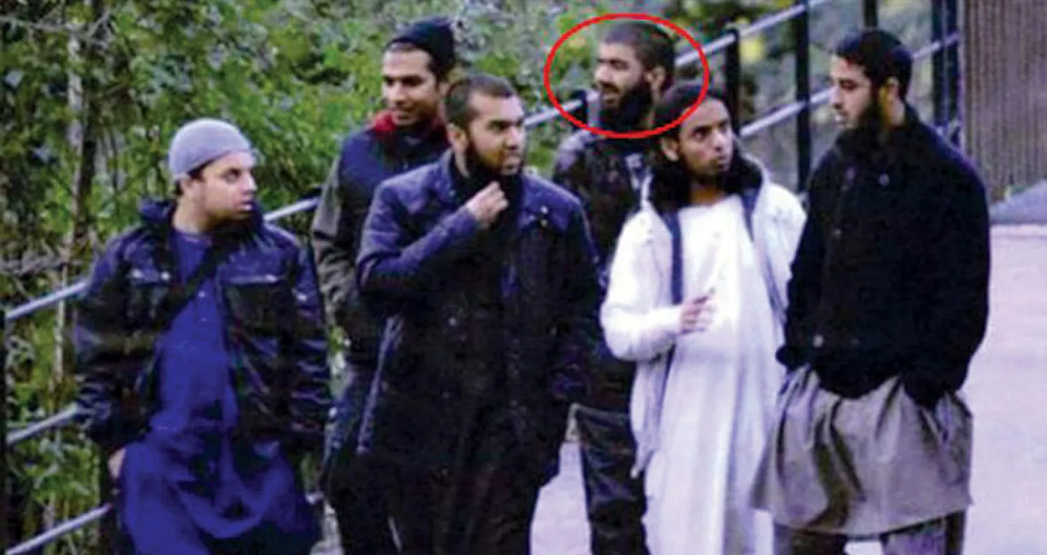 صورة عثمان خان (حوله الدائرة الحمراء) مع أفراد الخلية الآخرين  في عام 2012 (شرطة ويست ميدلاند)