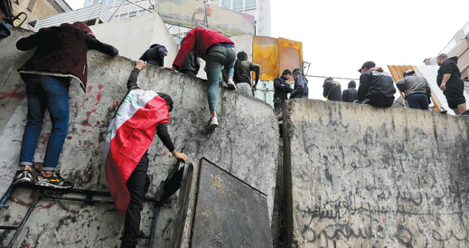 عراقيون يتظاهرون في بغداد أمس (أ.ف.ب)