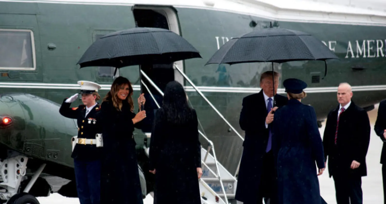 ترمب وميلانيا يستعدان للسفر إلى لندن من قاعدة سانت أندروز مساء أمس (أ.ب)